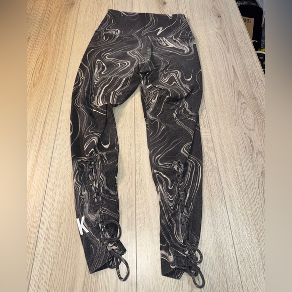 PINK Victoria's Secret Black and White Swirl Leggings tights - Picture 2 of 4